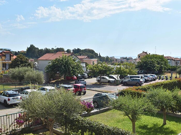 Appartamento trilocale in vendita in Viale Enrico Toti, Loano
