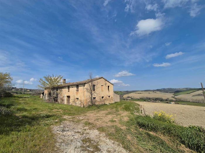 Casa con 6 locali in vendita in via Delle Serre, Fratte Rosa