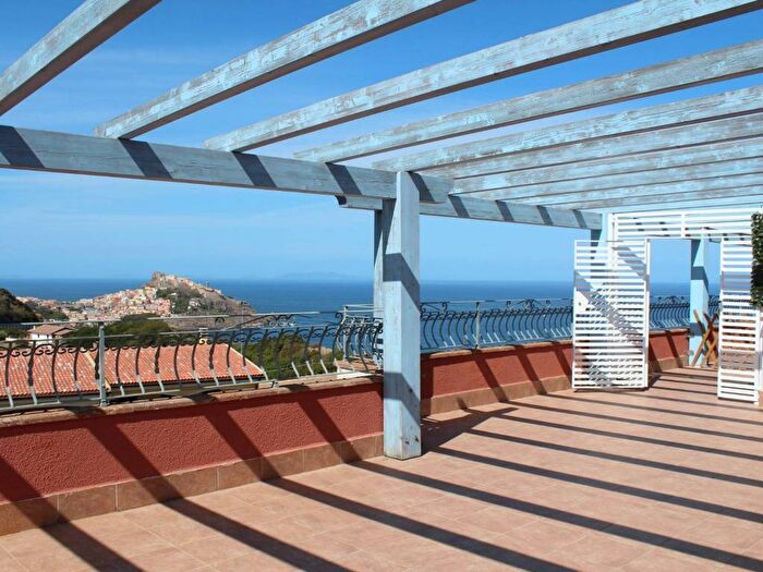 Casa quadrilocale in vendita in Strada Statale Castelsardo, Castelsardo