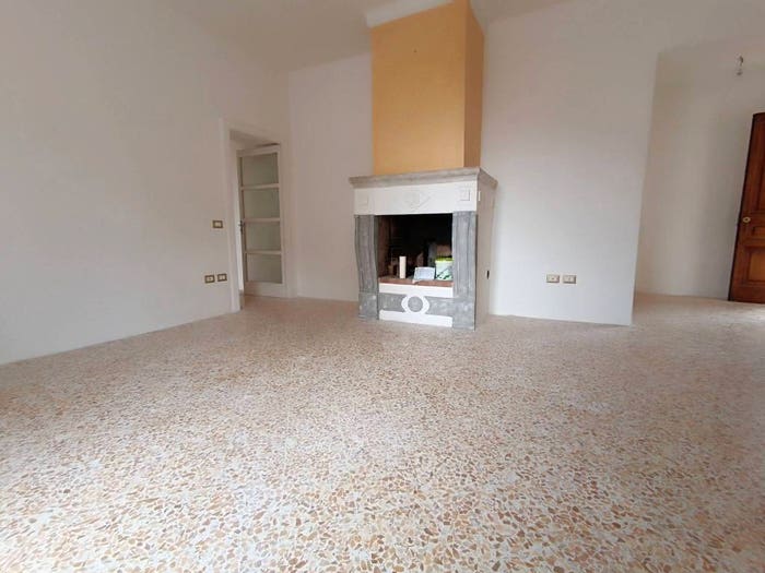 Appartamento quadrilocale in vendita in Piazza Linguiti, Curti, Giffoni Valle Piana