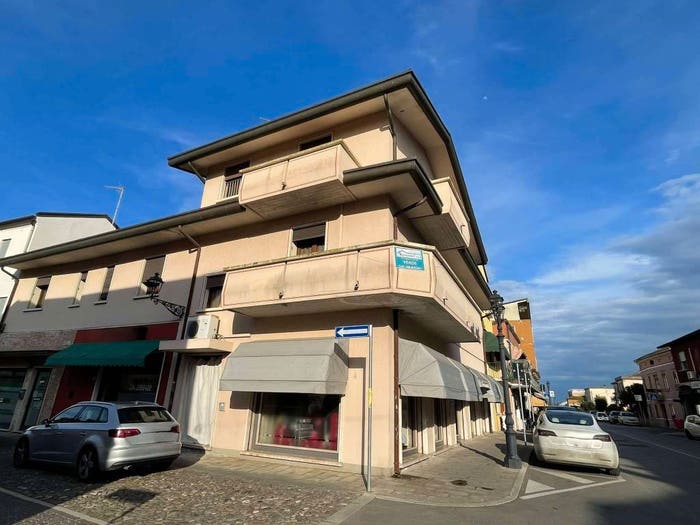 Appartamento con 6 locali in vendita in Piazza Madonnina, Loreo