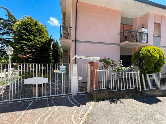 Appartamento con 6 locali in vendita in Via dei Mille, Orte Scalo, Orte