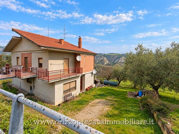 Appartamento con 6 locali in vendita in Appignano del Tronto