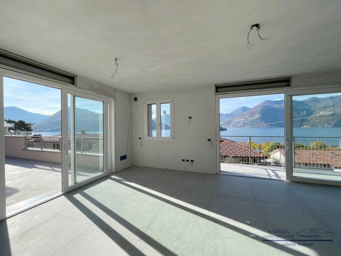 Casa quadrilocale in vendita in Via Caraglio, Centro, Marone