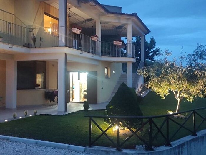 Casa quadrilocale in vendita in Via Andrea Bafile, Centro, Teramo