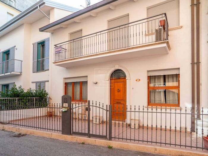 Casa con 6 locali in vendita in Via Cremona, Cattolica