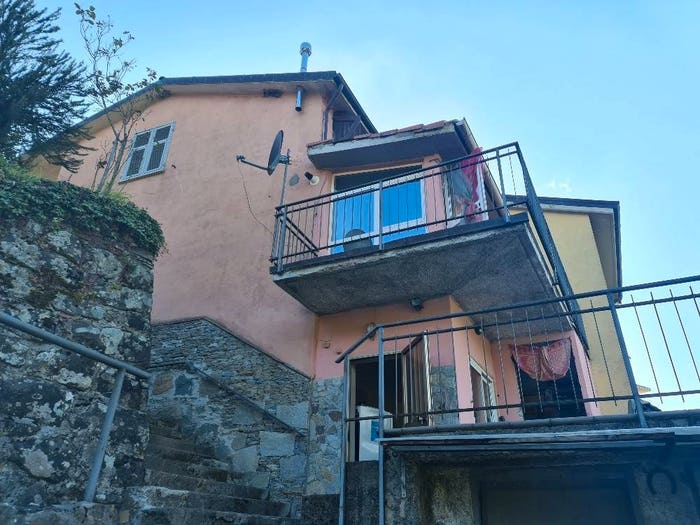 Casa trilocale in vendita in Via Lorenzo Costa, Beverino