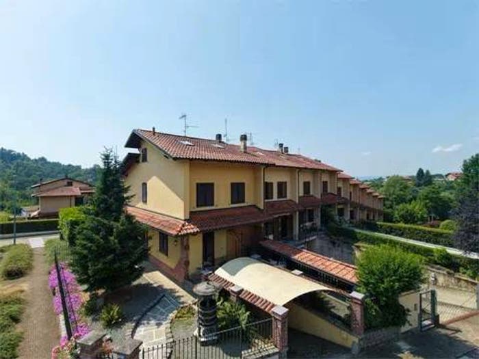 Casa con 6 locali in vendita in Via Ditzer Gallo No Number, Zumaglia