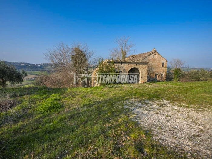 Casa quadrilocale in vendita in Contrada Colle San Martino, Corridonia