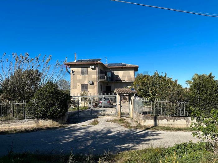 Casa con 6 locali in vendita in cda Pescare, Fragneto Monforte