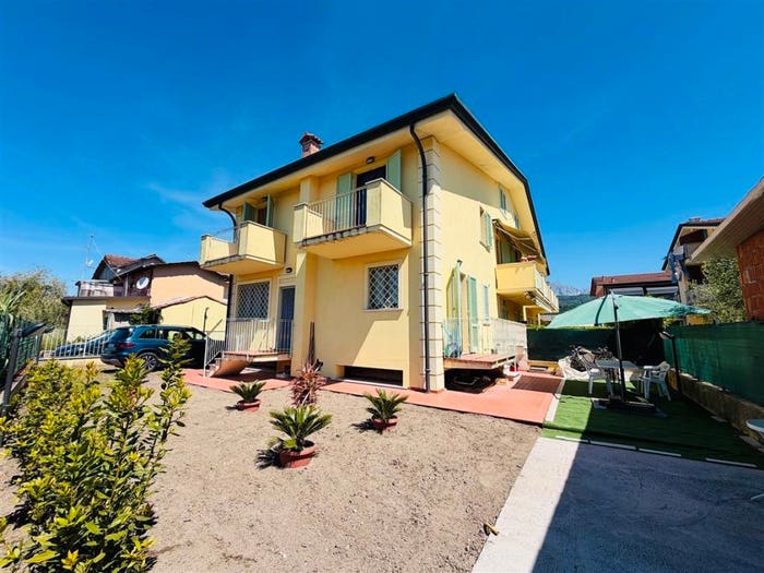 Casa con 6 locali in vendita in Zona Industriale, Massa