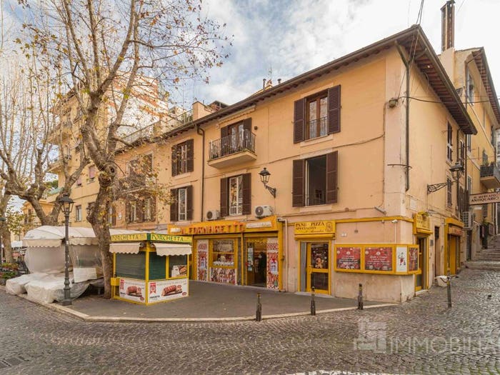 Appartamento trilocale in vendita in Via del Mercato, Frascati