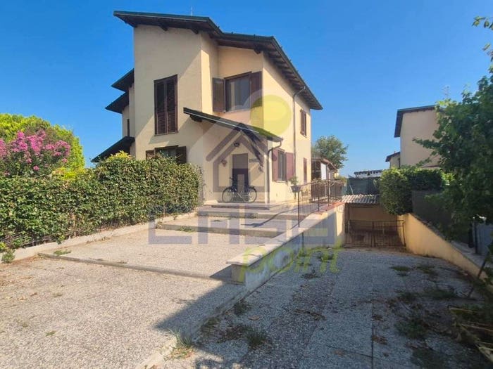 Casa quadrilocale in vendita in via Calabria, Centro, Pizzighettone