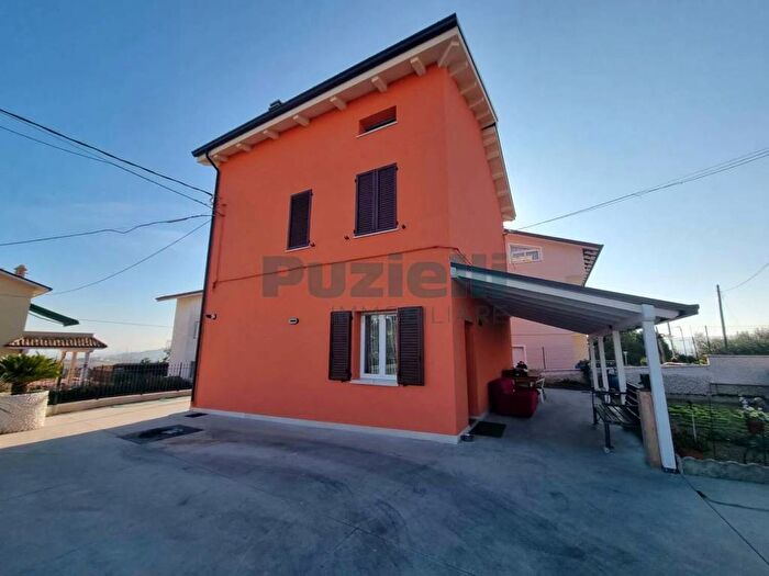 Casa con 6 locali in vendita in Contrada Parete, Fermo