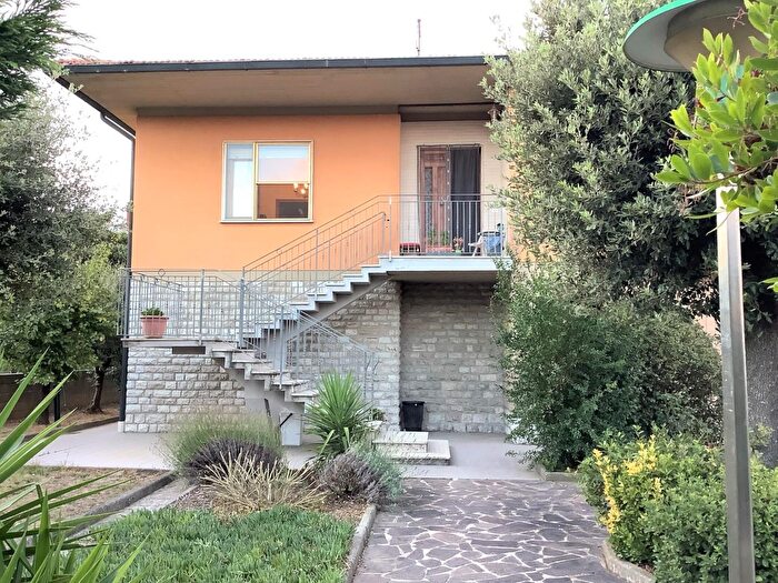 Casa con 8 locali in vendita in Pontedera