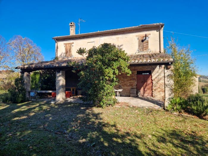 Casa con 6 locali in vendita in Mombaroccio