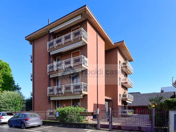 Appartamento trilocale in vendita in via Rossini, Verano Brianza