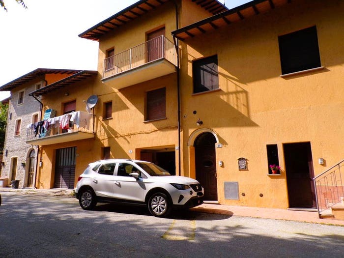 Casa con 6 locali in vendita in Strada della Cascata, Branca, Gubbio