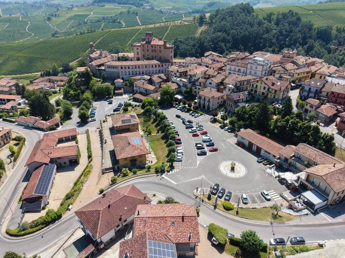 Casa con 6 locali in vendita in Piazza Colbert, Centro, Barolo