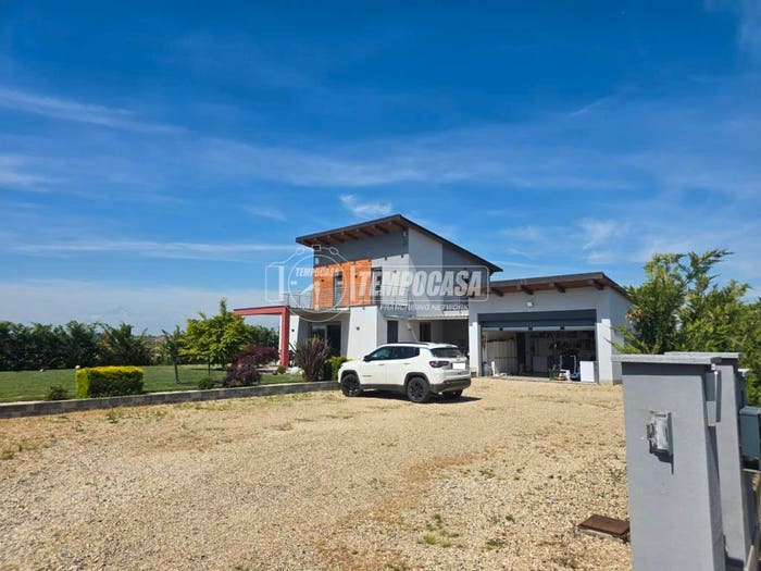 Casa con 5 locali in vendita in Strada Caporali A, Caramagna Piemonte