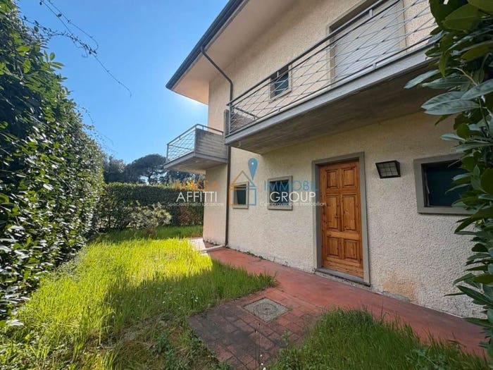 Casa quadrilocale in vendita in Via Arezzo, Marina di Massa Centro, Massa