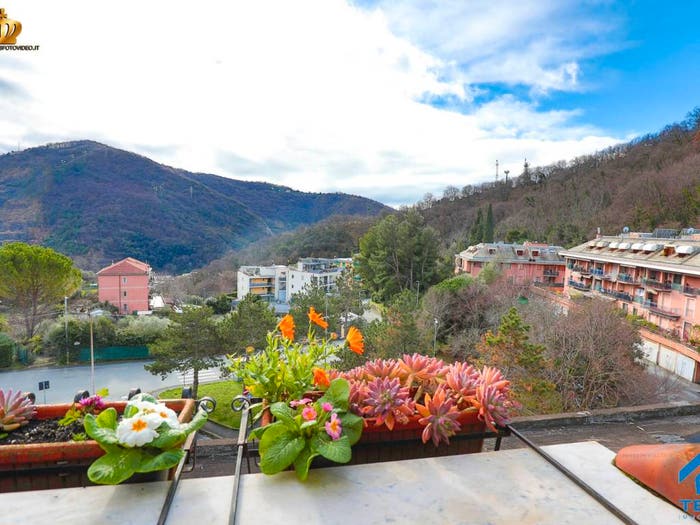 Appartamento quadrilocale in vendita in Via di Pino, Molassana, Genova