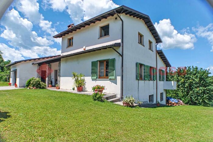 Casa con 7 locali in vendita in Via del Collaccio Poggio, Camporgiano