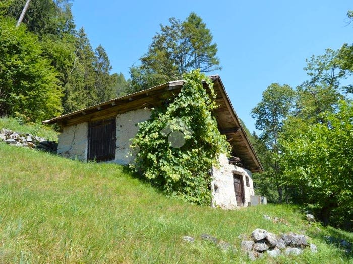 Casa trilocale in vendita in Via Loc, Strembo