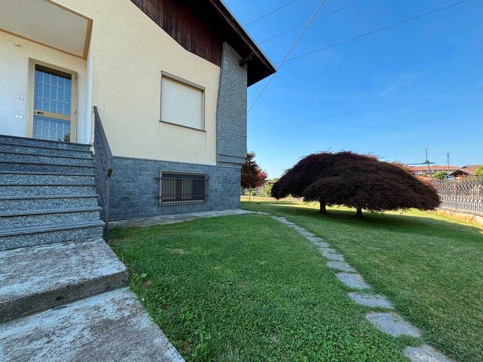 Casa quadrilocale in vendita in Via Novembre, Benna