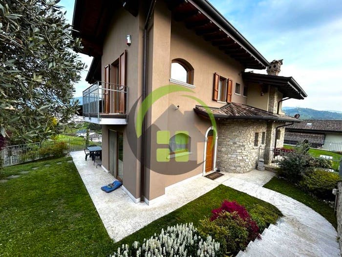 Casa con 5 locali in vendita in Casnigo