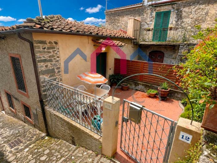 Casa con 5 locali in vendita in Pescaglia