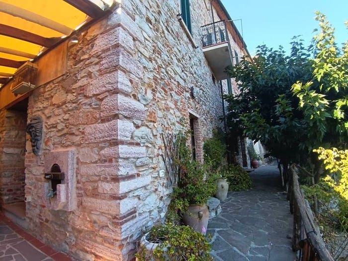 Casa con 6 locali in vendita in Sassetta