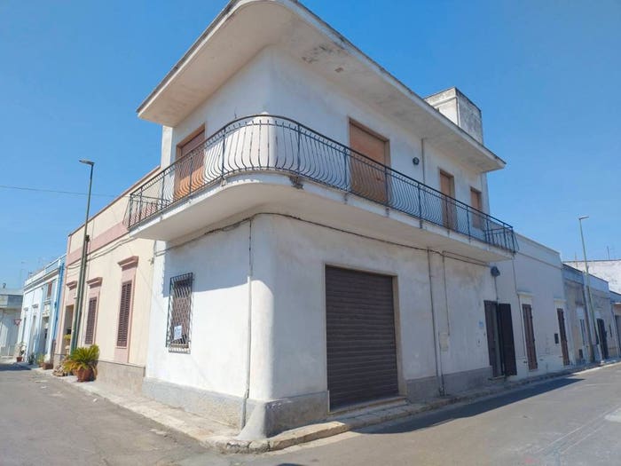 Appartamento con 6 locali in vendita in Via Crocifisso, Centro, Guagnano