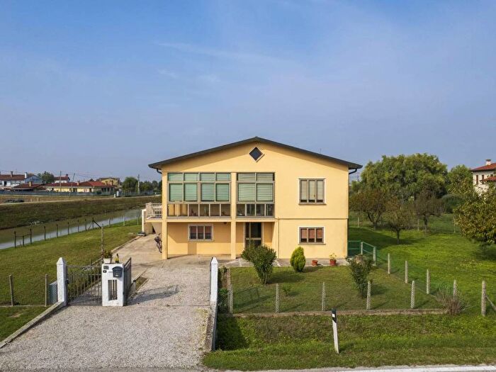 Casa con 6 locali in vendita in Via Roma, Codevigo