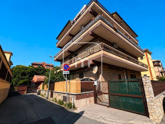 Appartamento quadrilocale in vendita in Via Alì, Borghesiana, Roma