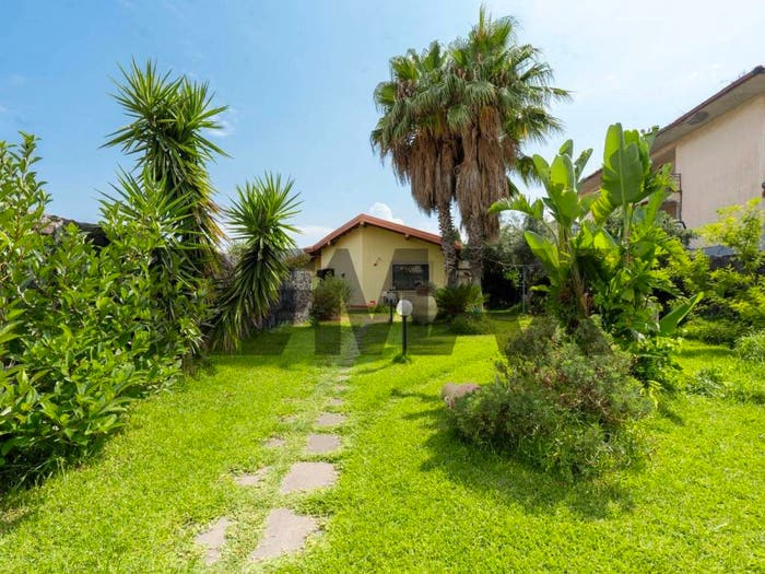 Casa con 6 locali in vendita in via verona, Centro, Mascalucia