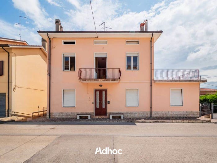 Appartamento con 6 locali in vendita in Via Unità D'Italia, Osteria Nuova, Montelabbate