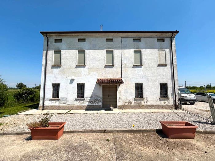 Casa con 6 locali in vendita in Strada Comunale Barzelle, Curtatone
