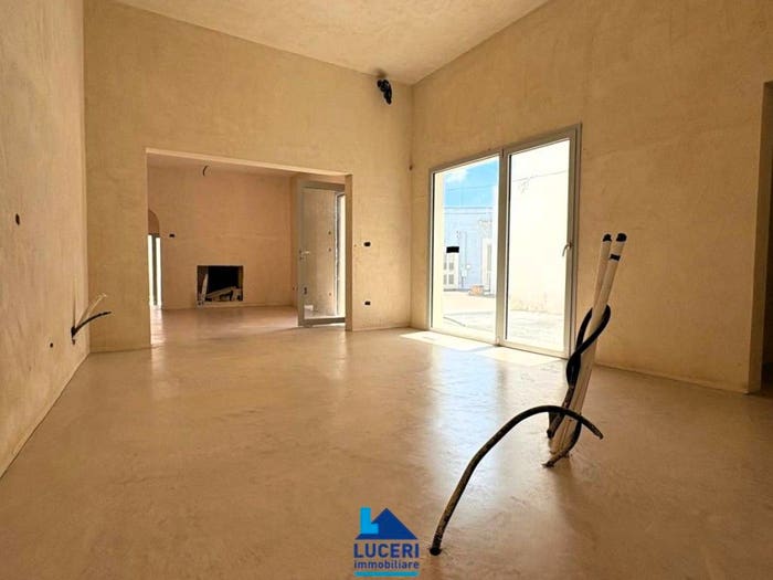 Casa con 6 locali in vendita in Via Nazario Sauro, Cutrofiano