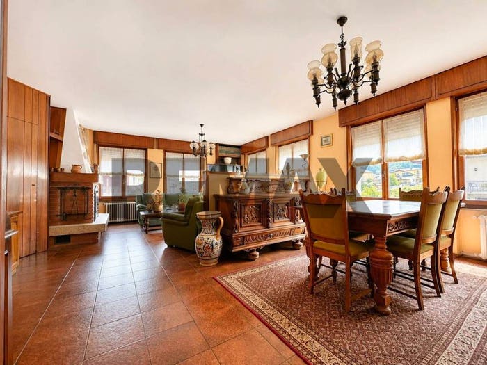 Casa con 6 locali in vendita in Via Vittorio Veneto, Centro, PremoselloChiovenda