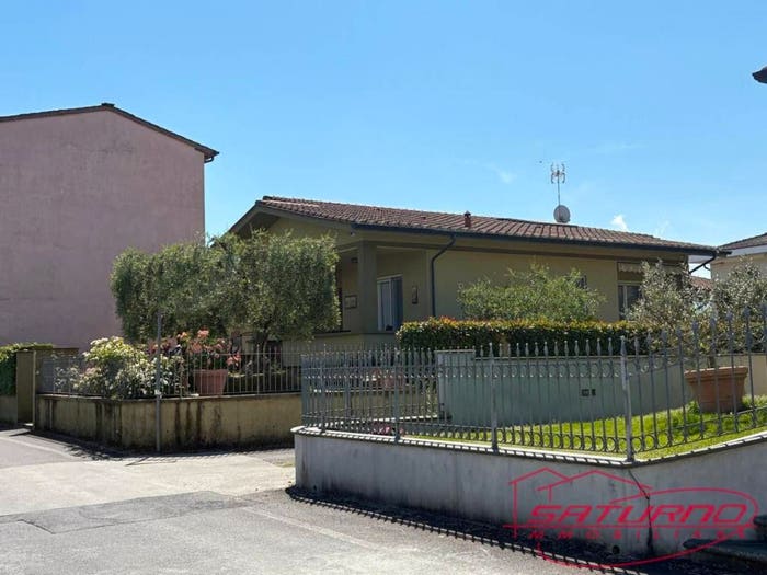 Casa con 6 locali in vendita in Via Sant'Angelo, Sant'Angelo, Lucca