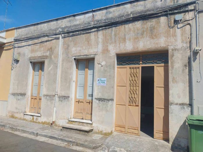 Appartamento con 6 locali in vendita in Via A Trevisi, Campi Salentina