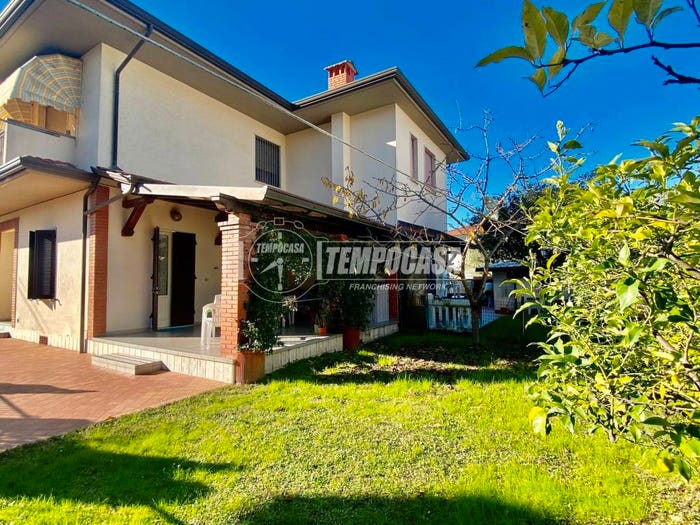 Casa con 6 locali in vendita in Via Pontremoli, Marina di Massa Centro, Massa