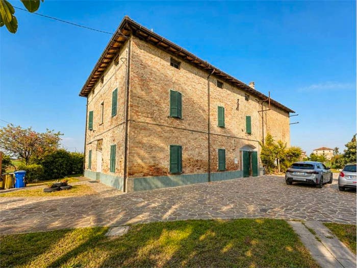 Casa con 6 locali in vendita in Soragna