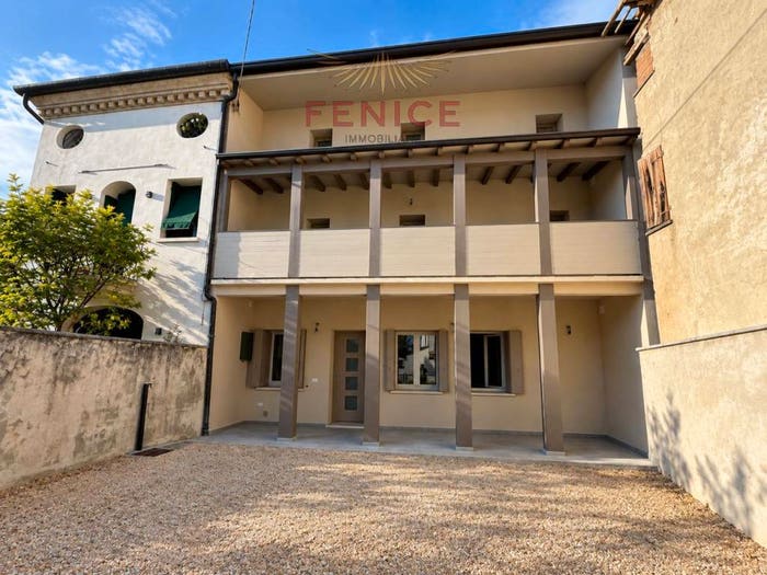 Casa con 5 locali in vendita in Via Sottoportico, Centro, Montebelluna