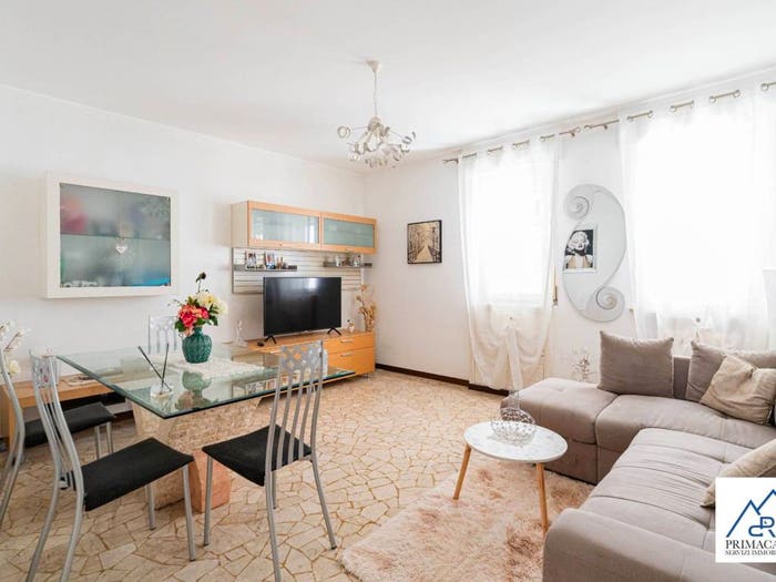 Appartamento trilocale in vendita in Via Vittorio Veneto, Centro, Luino