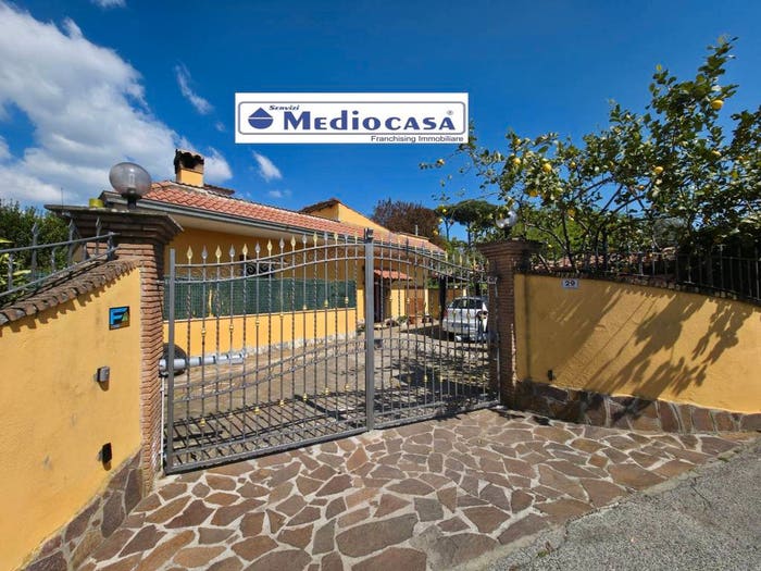 Appartamento trilocale in vendita in Via Colle Cagioli, Centro, Lariano