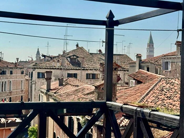 Appartamento con 6 locali in vendita in Santi Apostoli San Canciano, Venezia