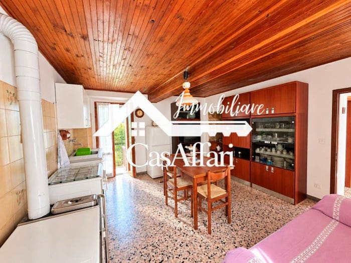 Casa quadrilocale in vendita in Via Velucciana, Carpineti