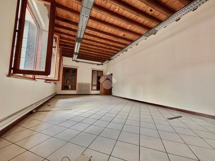 Appartamento con 6 locali in vendita in Via piazza giovanni XXIII, Centro, Cornuda